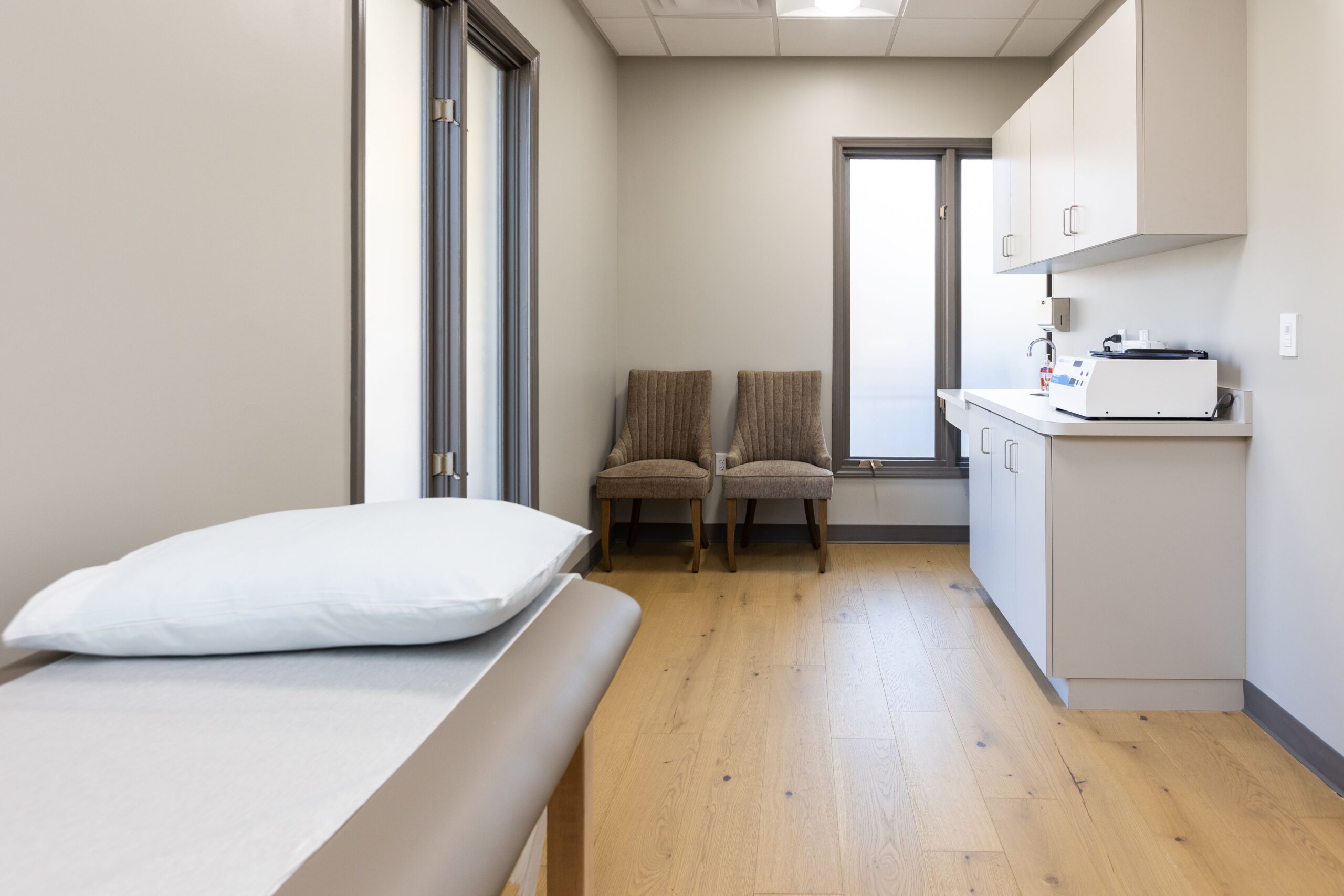 Peachtree Spine Fayetteville patient room